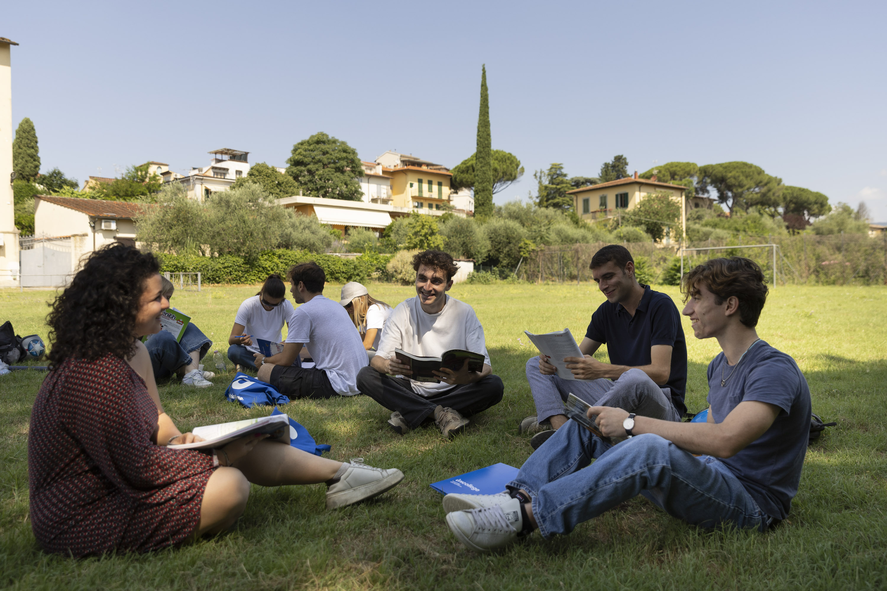 Studenti che studiano sul prato del campus