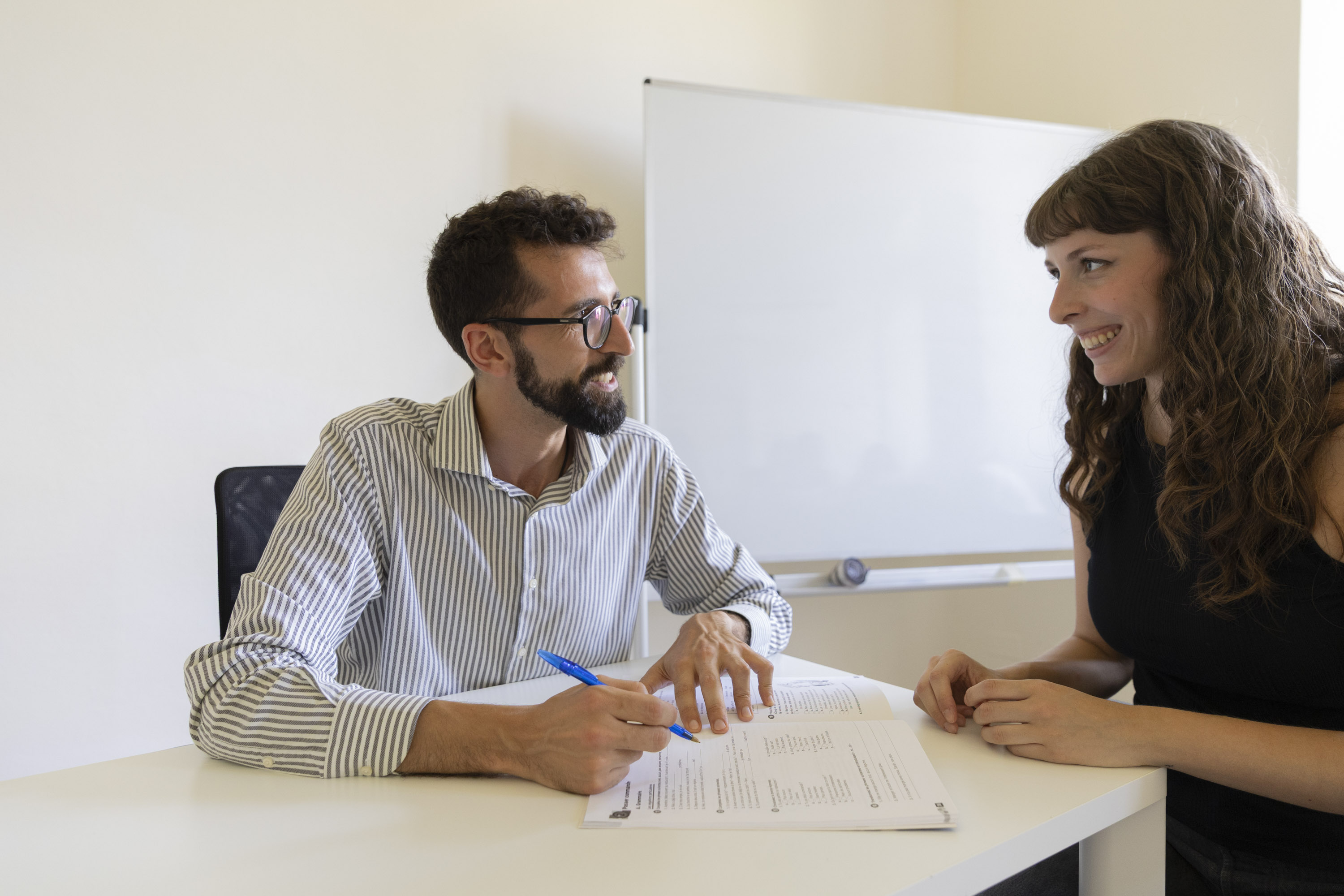 Tutor che rivede i documenti con una studentessa
