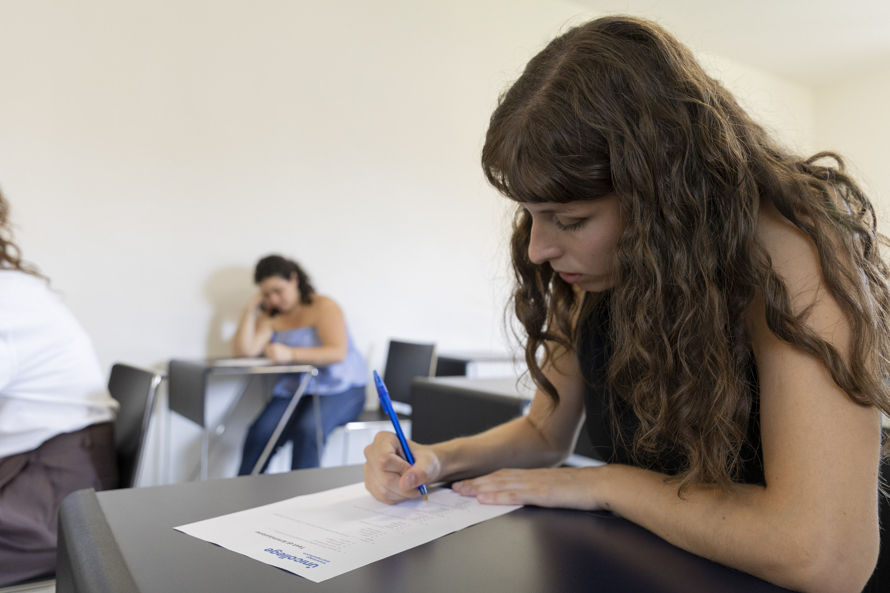 Studentessa concentrata