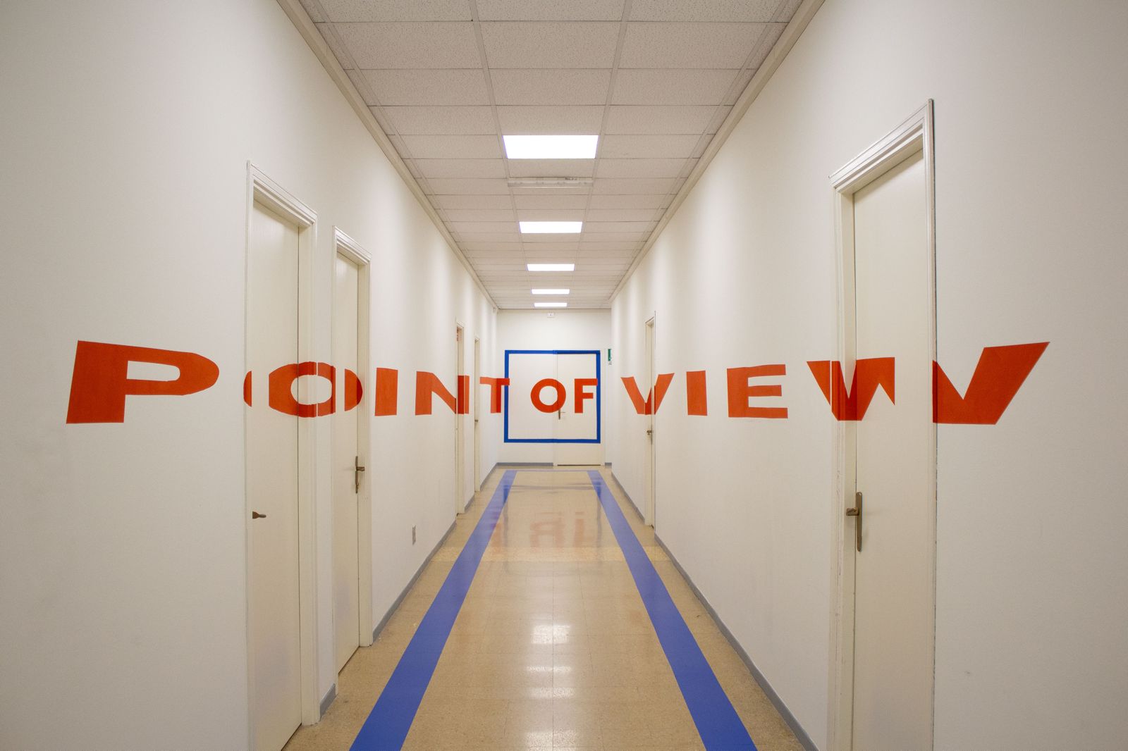 Corridoio POINT OF VIEW con tipografia design, sede Torino