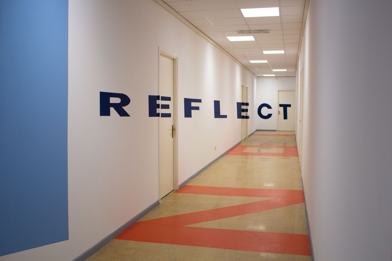 Corridoio REFLECT con pavimento a chevron, sede Torino