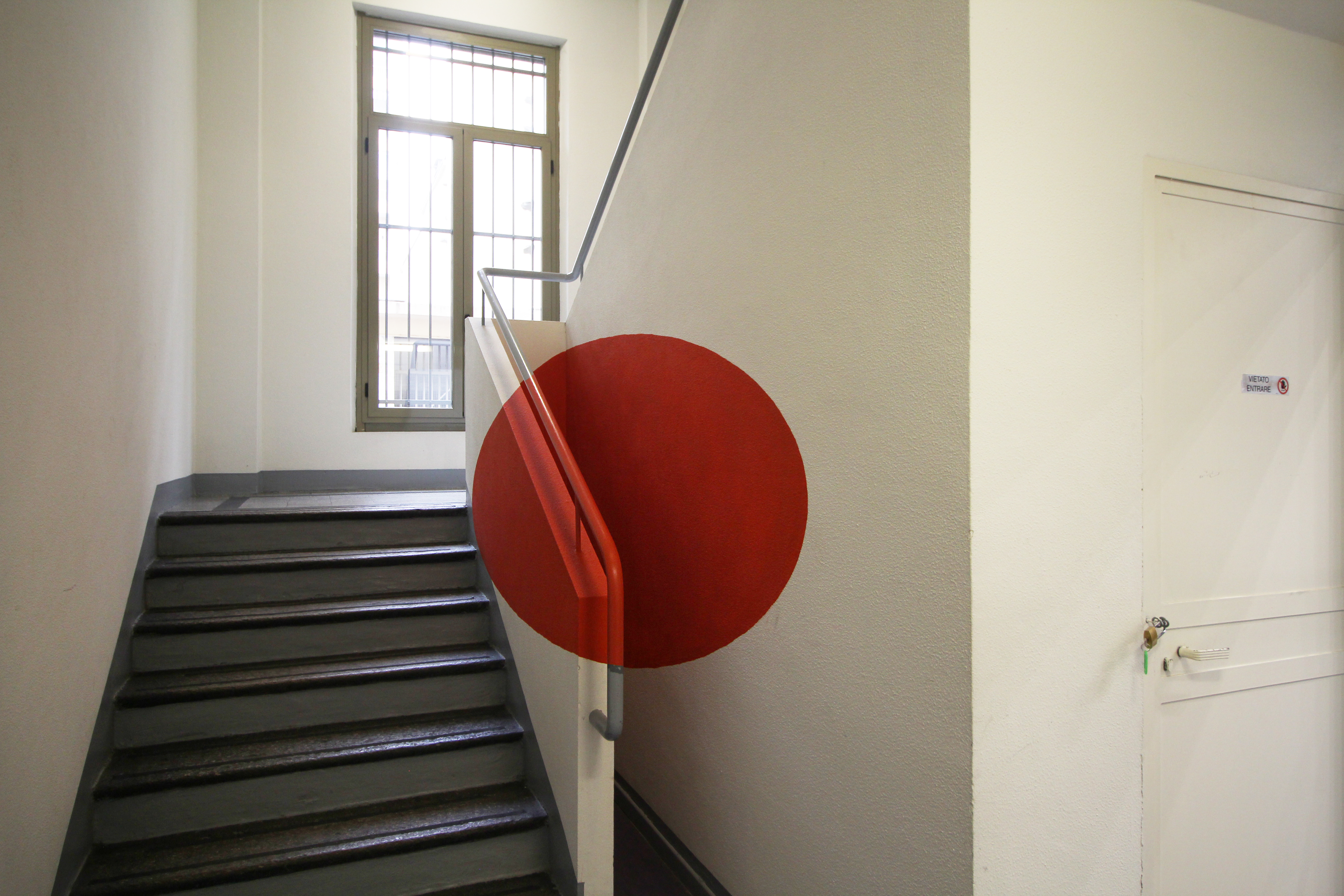 Vano scale sede Torino con disco rosso design